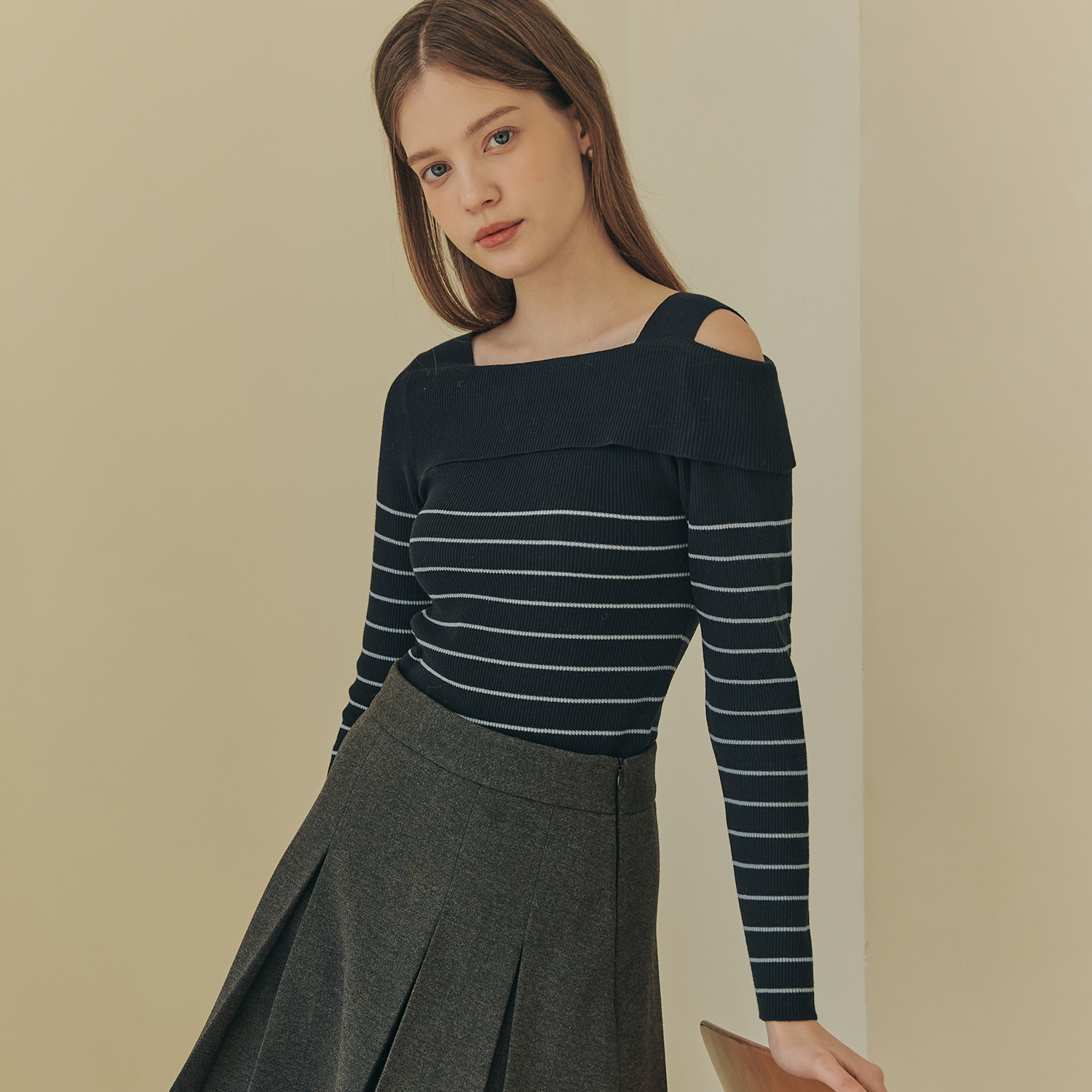 [제로스트릿][7컬러] 스트라이프 언발란스 오프숄더 스웨터 STRIPE UNBALANCE OFF SHOULDER SWEATER - 상세 이미지 4