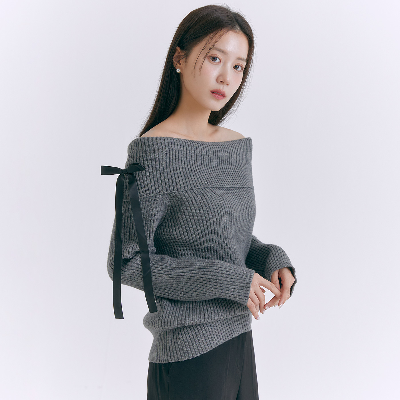 로엠 오프숄더 리본 스웨터 RMKAE4CR16 - 상품 이미지