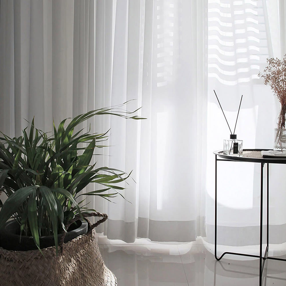 밝은 햇살이 들어오는 창문에 걸린 스탠다드 쉬폰커튼