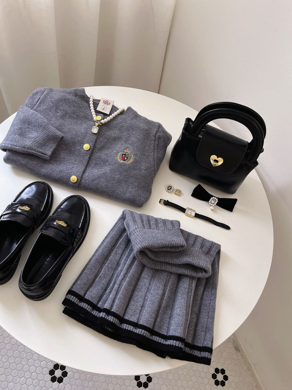 브리티시 셋업 2piece SET (카디건&스커트/자수,와펜,투피스,세트,플리츠,프레피룩) [비비아레이디] - 상품 이미지
