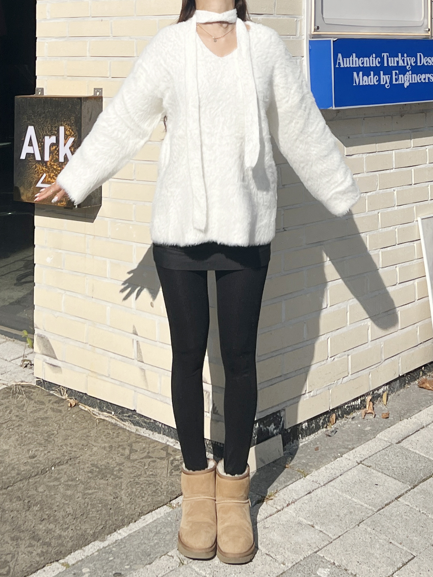 부들부들 페이크퍼 앙고라 타이 여리핏 루즈 오버 털 니트티셔츠 (화이트/핑크) - 상세 이미지 5