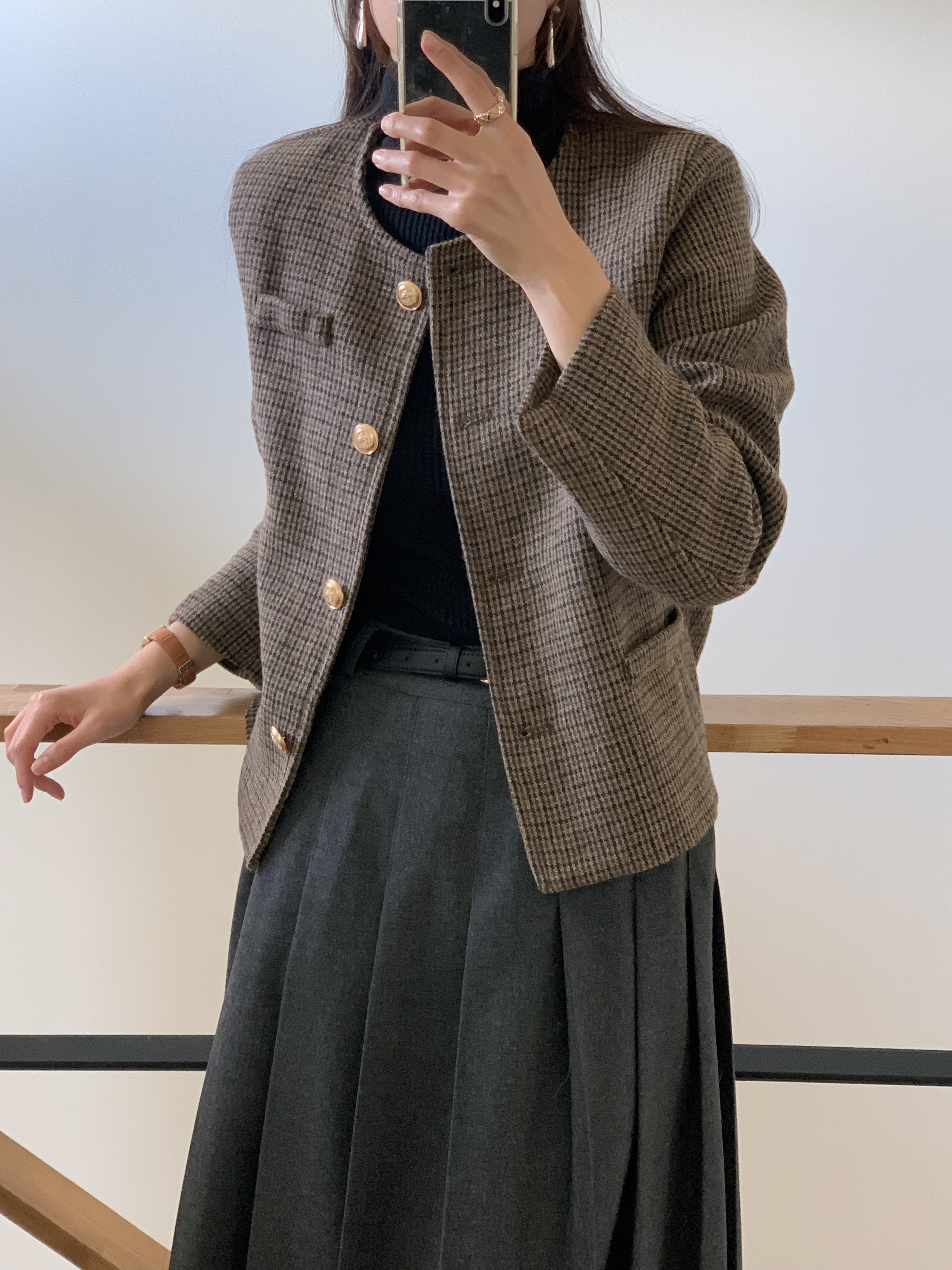 인디고 겨울 체크 금장 단추 자켓 / 자켓,재킷,숏자켓,스웨이드자켓,울자켓,숏코트,하객룩,겨울하객룩,무스탕,연말룩,아우터,오피스룩 - 메인 이미지