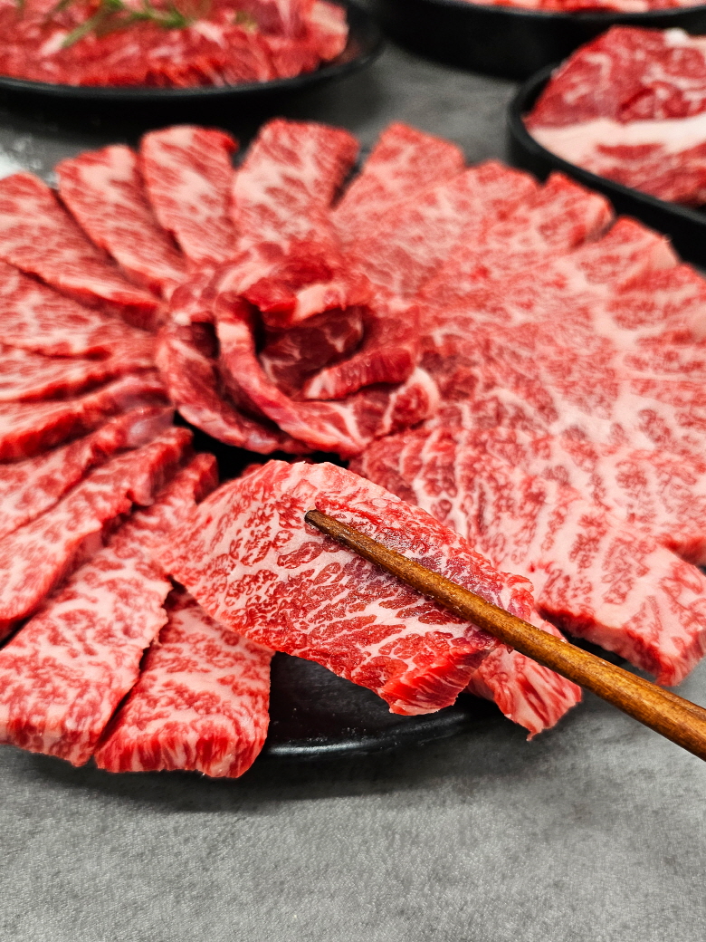 소고기 모둠 세트 캠핑 1kg 살치살 꽃갈비살 꽃등심 우삼겹 육우 수입산 투뿔 국내산 한우 - 상세 이미지 3