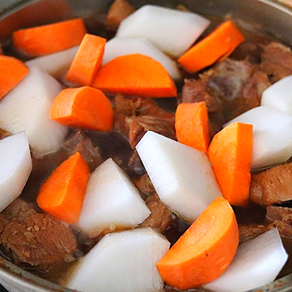 2인분 넉넉한 묵은지 등갈비 김치찜 700g 새콤한 김치국물 얼큰한 밀키트