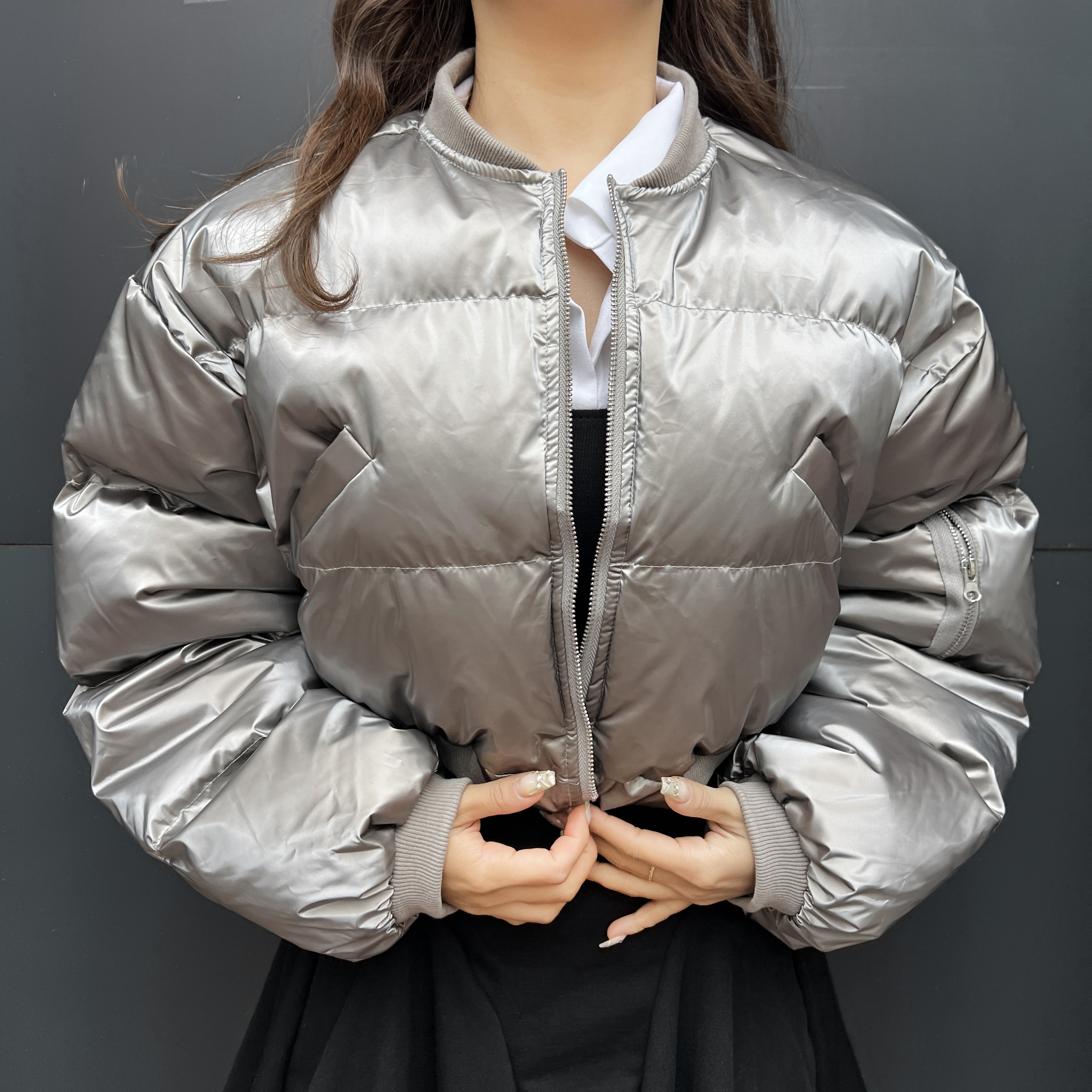 리벨 블링블링 유광 에나멜 에코 숏패딩 크롭 점퍼 (실버/블랙) - 상세 이미지 2