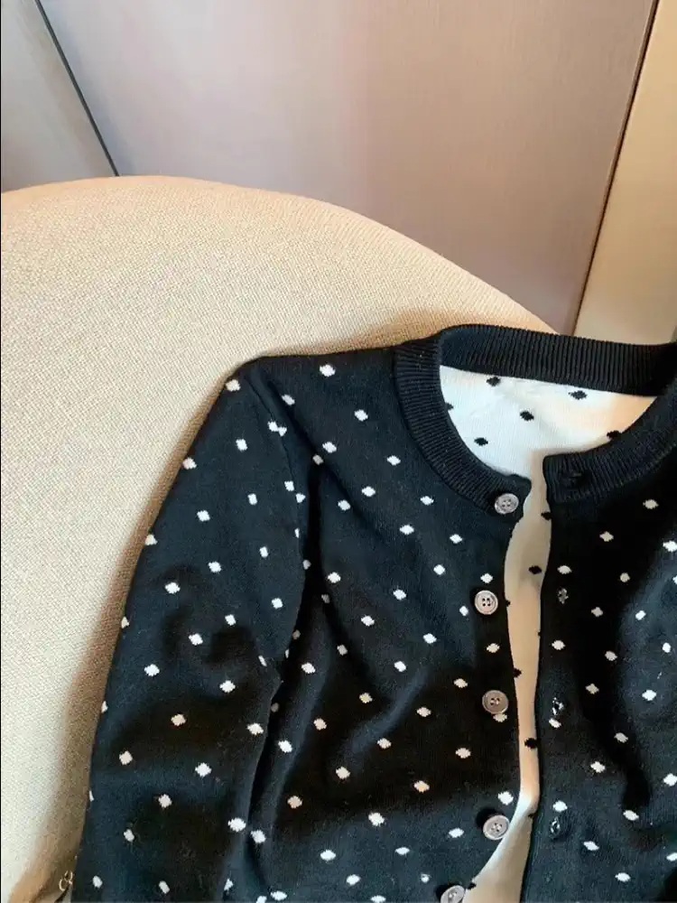 도트 짧은 가디건 루즈핏 땡땡이패턴 봄 가을 부드러운 귀여운 디자인 블랙 - 상세 이미지 4