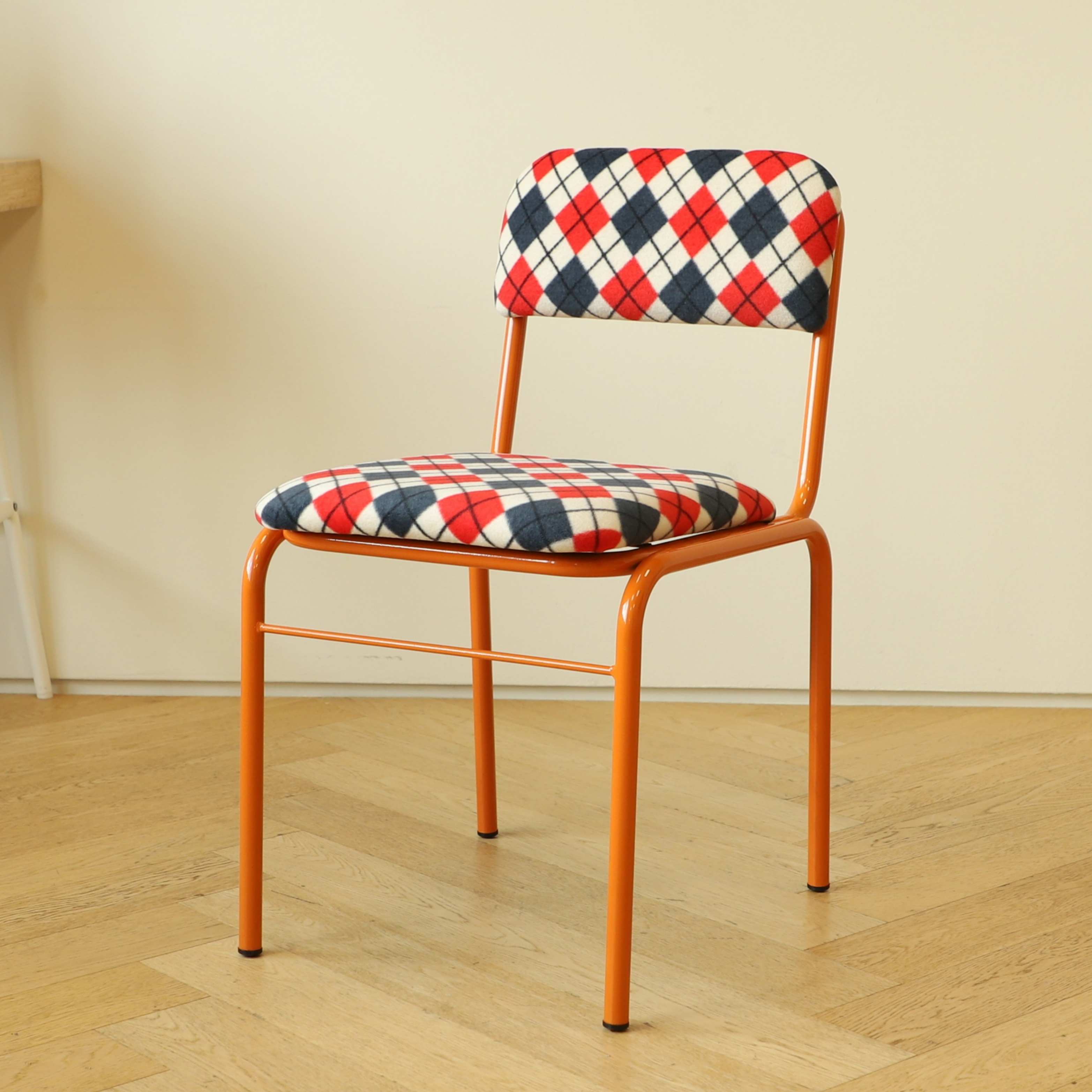 텐더 카페 인테리어의자 미드센츄리 빈티지 철제 아가일 패브릭