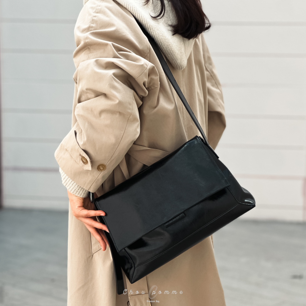 미니멀 플랩 숄더백 L 대학생 직장인 데일리 가죽 아이패드 가방 빅백 - 메인 이미지
