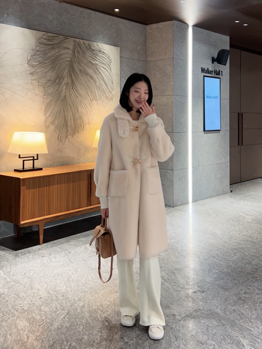 리얼 양모 시어링 / 따뜻한 골드 더플 버튼 하이넥 롱 무스탕 코트 2col 상세 이미지 13