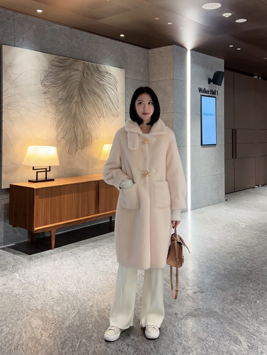 리얼 양모 시어링 / 따뜻한 골드 더플 버튼 하이넥 롱 무스탕 코트 2col 상세 이미지 4