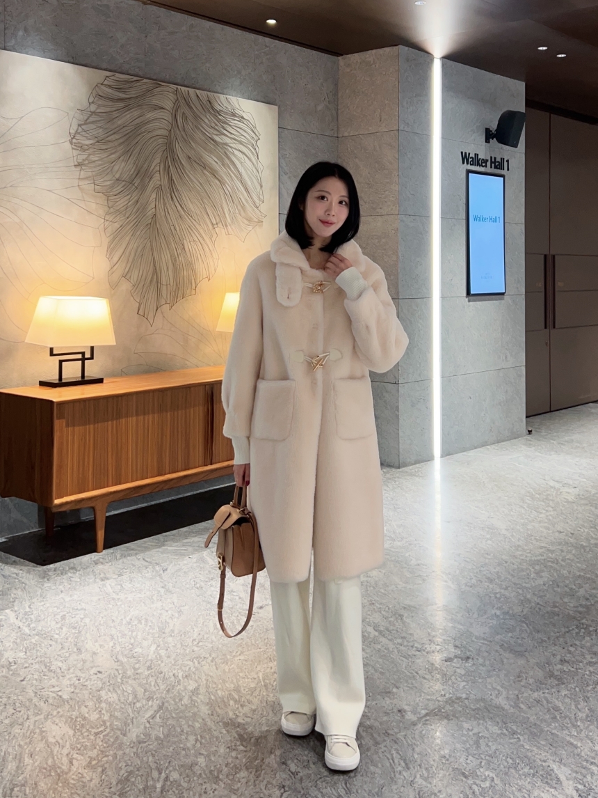리얼 양모 시어링 / 따뜻한 골드 더플 버튼 하이넥 롱 무스탕 코트 2col 상세 이미지 12