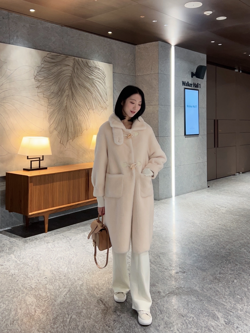 리얼 양모 시어링 / 따뜻한 골드 더플 버튼 하이넥 롱 무스탕 코트 2col 상세 이미지 28