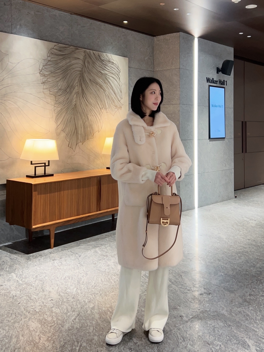 리얼 양모 시어링 / 따뜻한 골드 더플 버튼 하이넥 롱 무스탕 코트 2col 상세 이미지 5