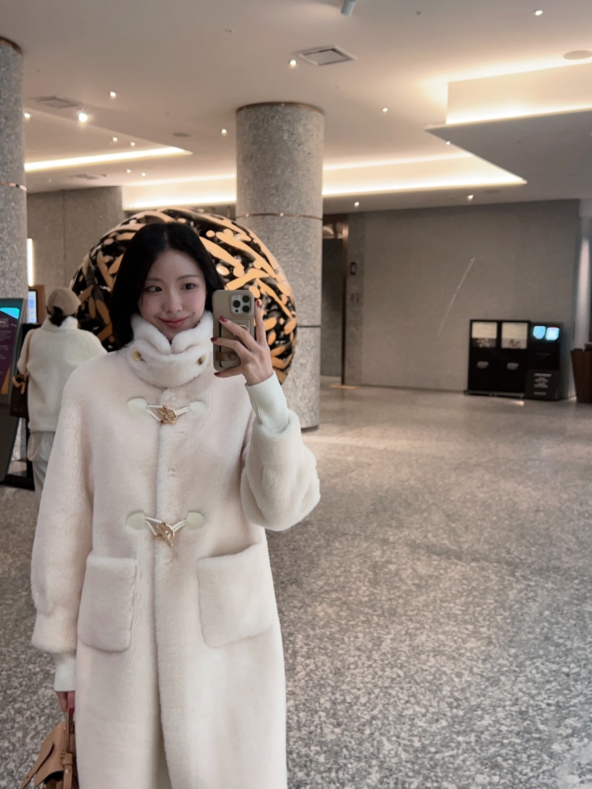 리얼 양모 시어링 / 따뜻한 골드 더플 버튼 하이넥 롱 무스탕 코트 2col 상세 이미지 73