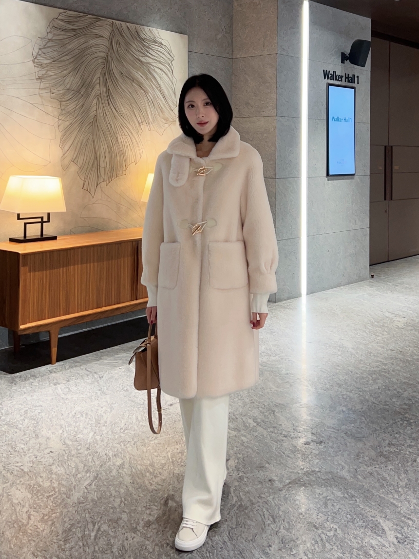 리얼 양모 시어링 / 따뜻한 골드 더플 버튼 하이넥 롱 무스탕 코트 2col 상세 이미지 48