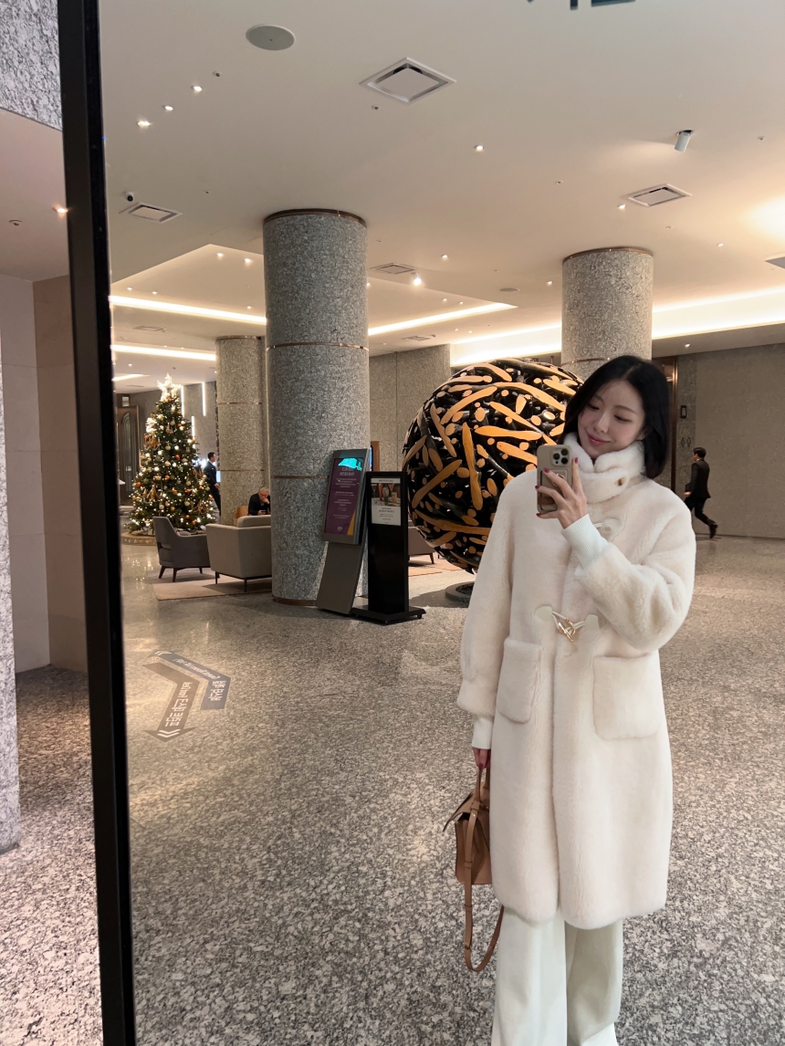 리얼 양모 시어링 / 따뜻한 골드 더플 버튼 하이넥 롱 무스탕 코트 2col 상세 이미지 62