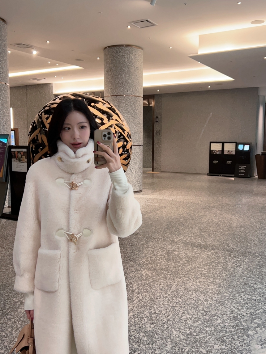 리얼 양모 시어링 / 따뜻한 골드 더플 버튼 하이넥 롱 무스탕 코트 2col 상세 이미지 72