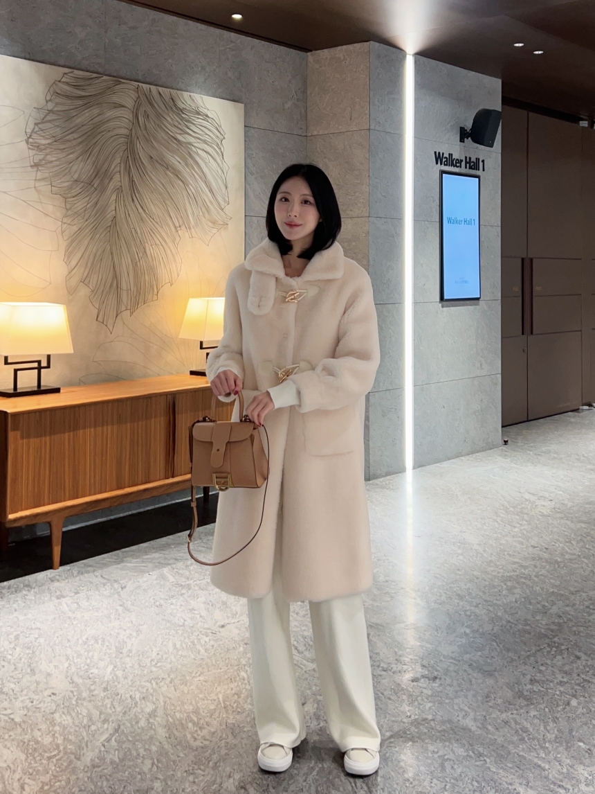 리얼 양모 시어링 / 따뜻한 골드 더플 버튼 하이넥 롱 무스탕 코트 2col 상세 이미지 47