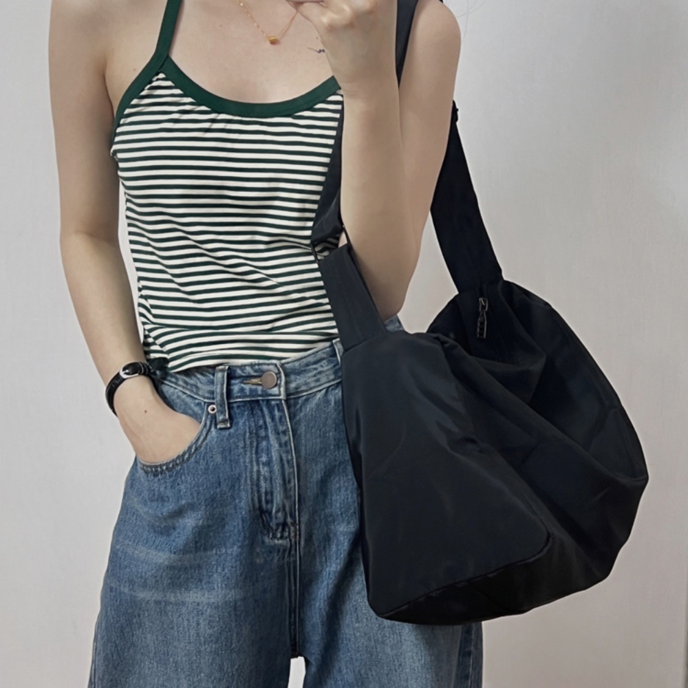 놀아주는 여자 11회 문지인 숄더백 가방 나일론 대학생 의상 옷 패션 - 메인 이미지