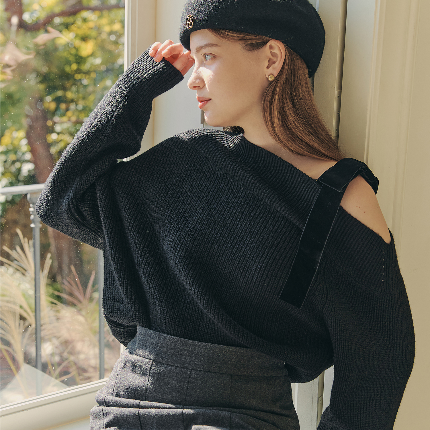 [제로스트릿][4컬러] 리본 언발란스 오프숄더 스웨터 RIBBON UNBALANCE OFF SHOULDER SWEATER 제품 이미지