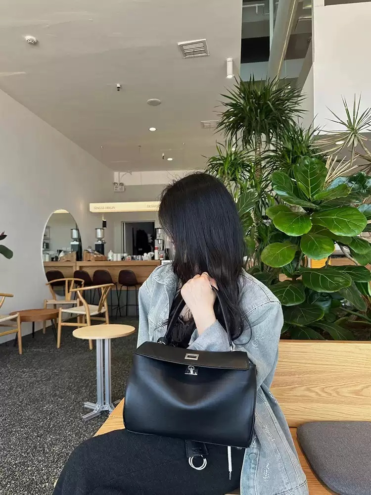 취하는 로맨스 2화 방아름 토트백 가방 신도현 우아한 숄더백 의상 옷 패션 - 상세 이미지 4