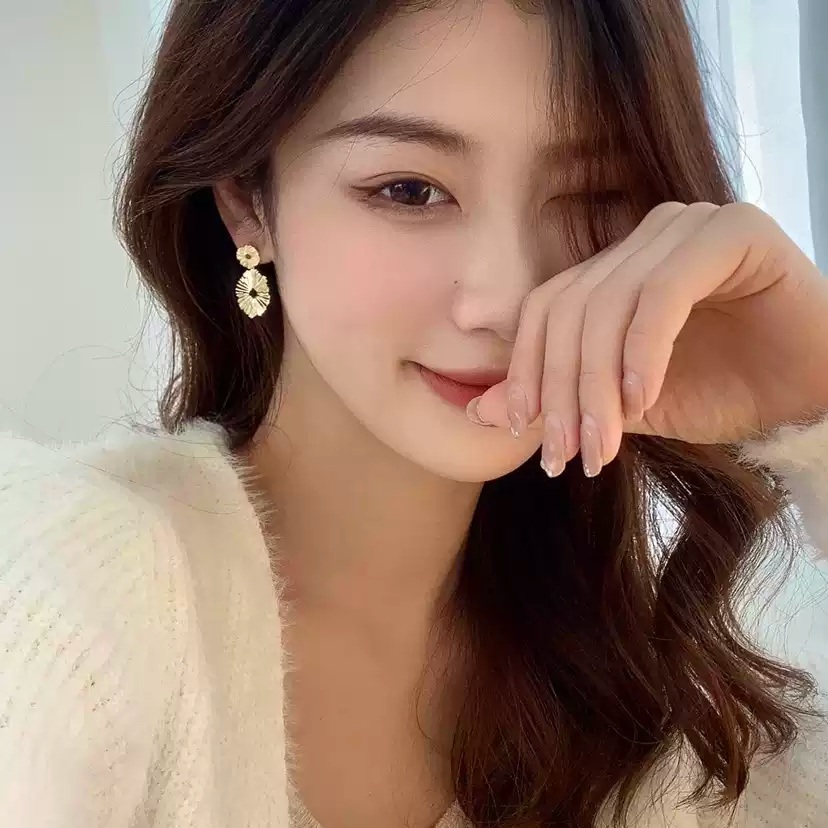 열혈사제2 1화 이하늬 귀걸이 골드 파티룩 화려한 의상 옷 패션 - 상세 이미지 3