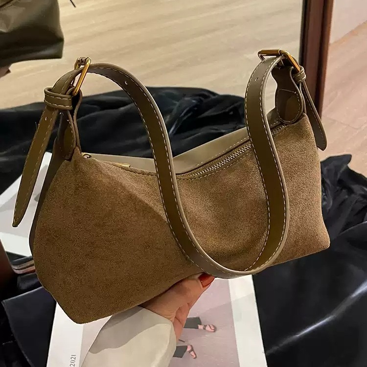 류이서 숄더백 가방 인스타그램 스웨이드 모던 의상 옷 패션 - 상세 이미지 2