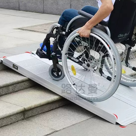 접이식 경사로 휠체어 계단 방문턱 휴대용 안전 경사판 길이 60cm x 폭 72cm - 상품 이미지