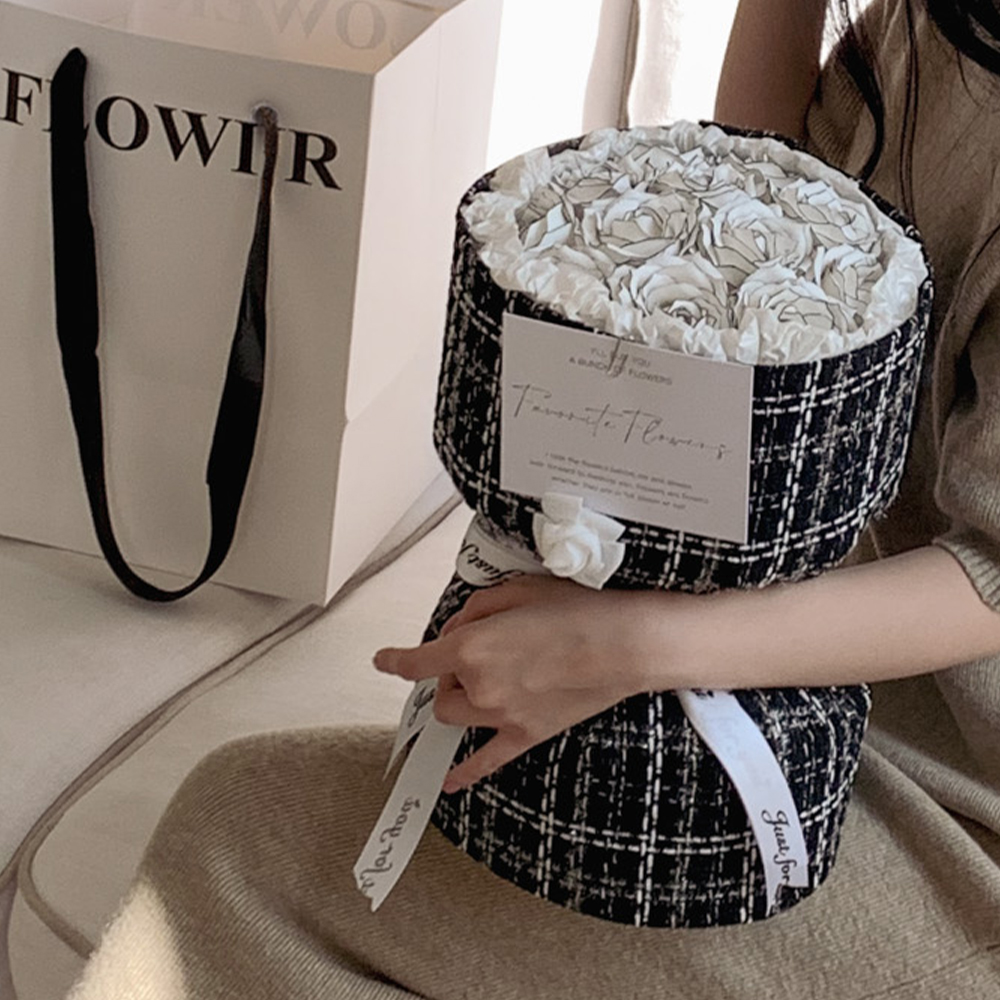 졸업식 꽃다발 드라이플라워 프리저브드플라워 장미 화이트&블랙 포장 쇼핑백포함 제품 이미지