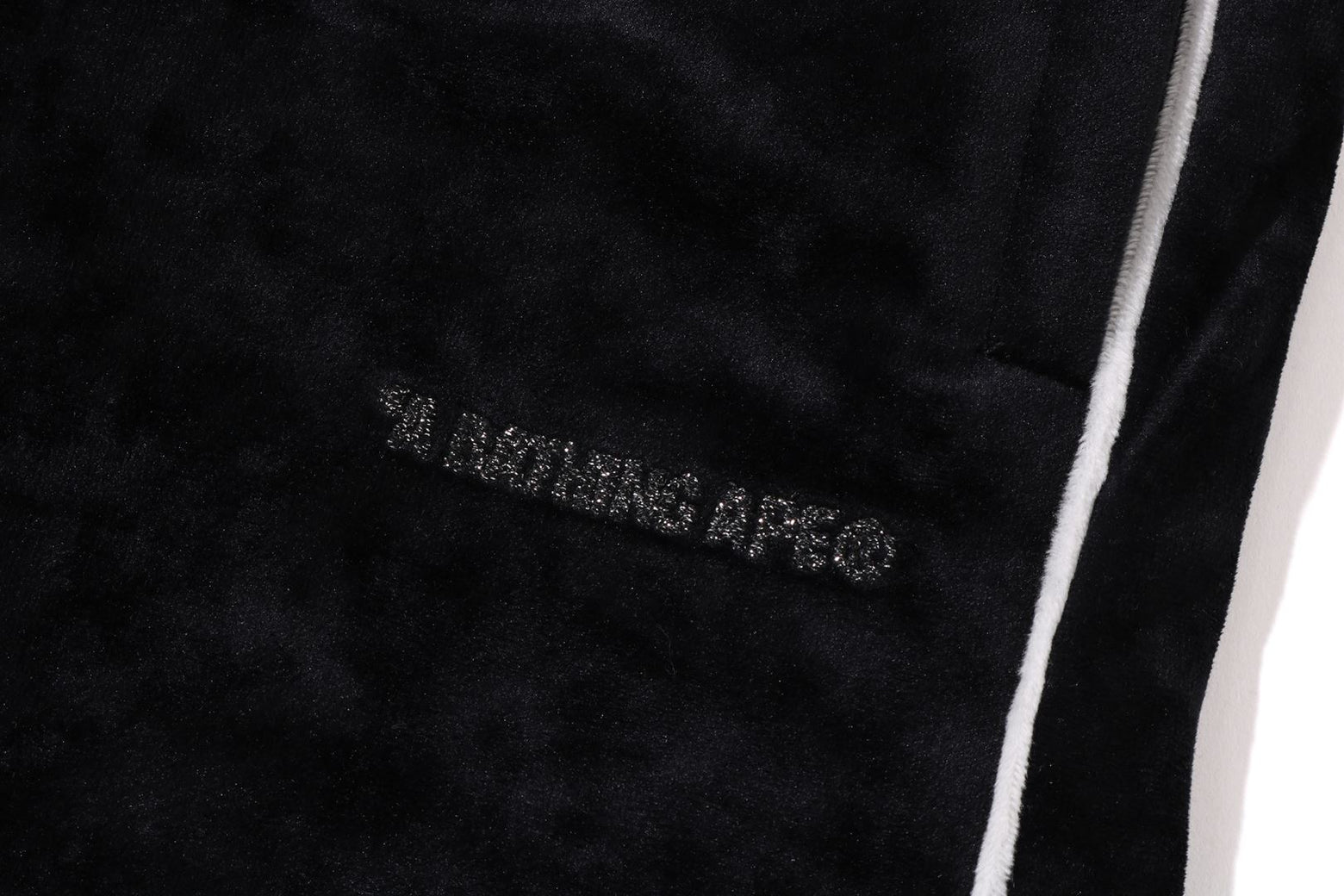 베이프 바지 BATHING APE LOGO VELVET LOOSE FIT PANTS 1K80-152-303 - 상세 이미지 3