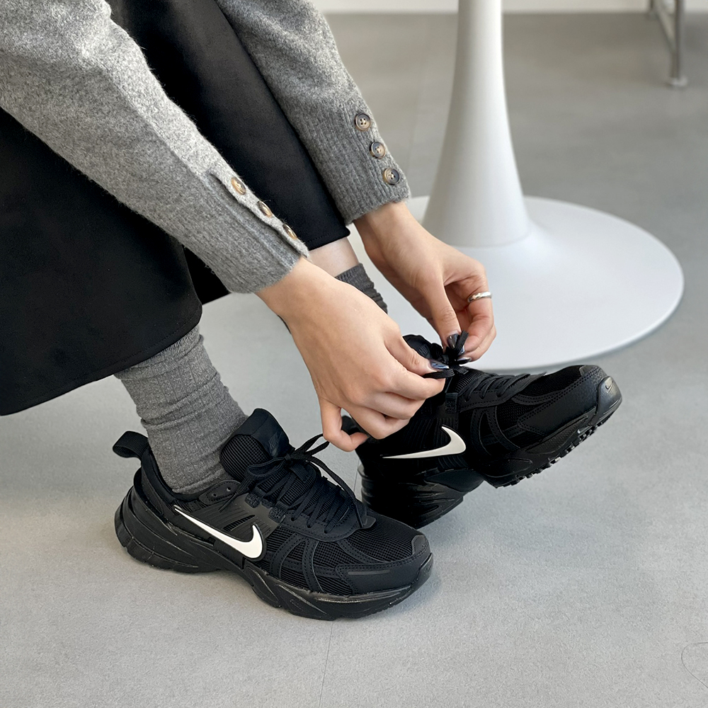 나이키 V2K 런 리치 블랙 슬릭 화이트 이미지 7