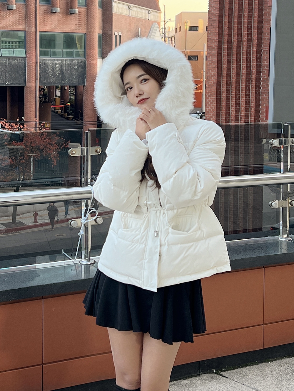 스트링 오리털100 덕다운 하프 폭스퍼 후드 허리 숏패딩 (화이트/블랙) - 상세 이미지 2