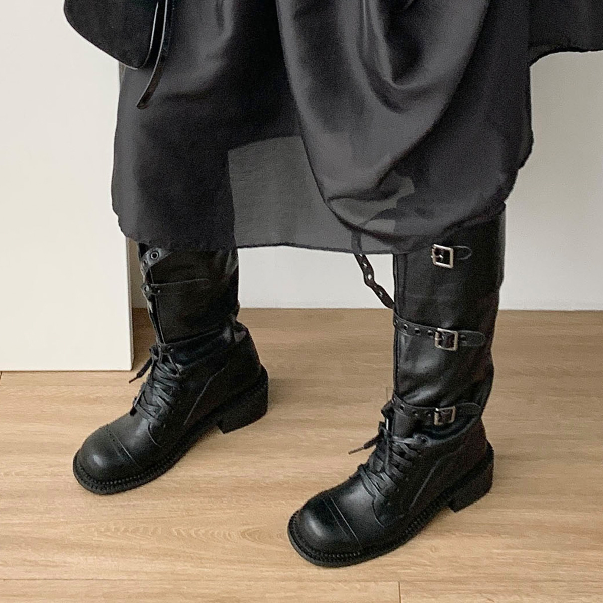 [일부당일] 레이스업 롱부츠 오버솔 버클 통넓은 부츠 웨어링무드 (4cm/블랙)