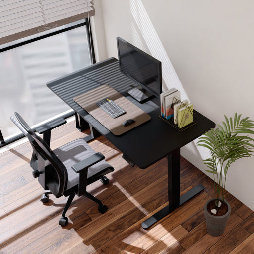 모던한 디자인의 쿠잉 화이트 상판 모션데스크