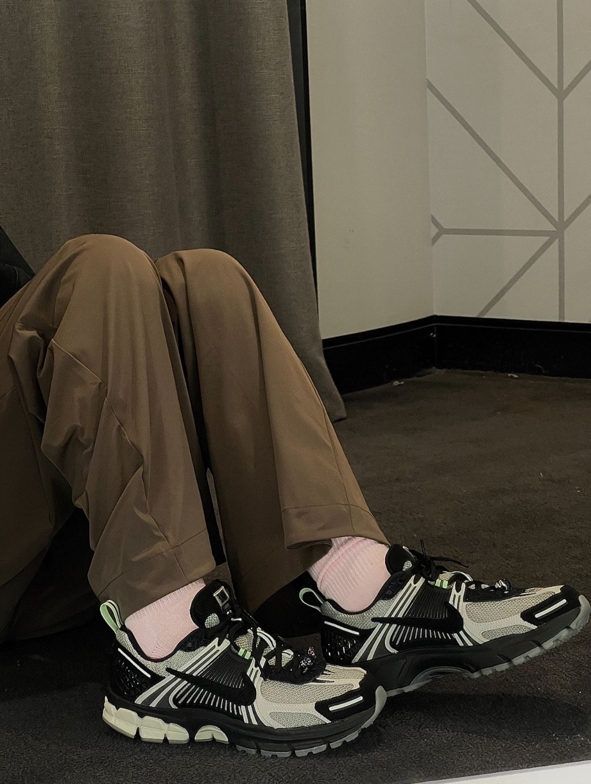 나이키 줌보메로 5 블랙 글로우 인 더 다크 GS HQ3477-001 - 상세 이미지 2