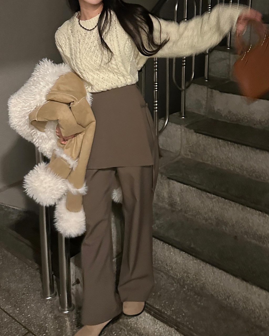 베바 겨울 하객룩 연말룩 오피스룩 출근룩 오버핏 루즈핏 무스탕 퍼 하프 코트 상세 이미지 43