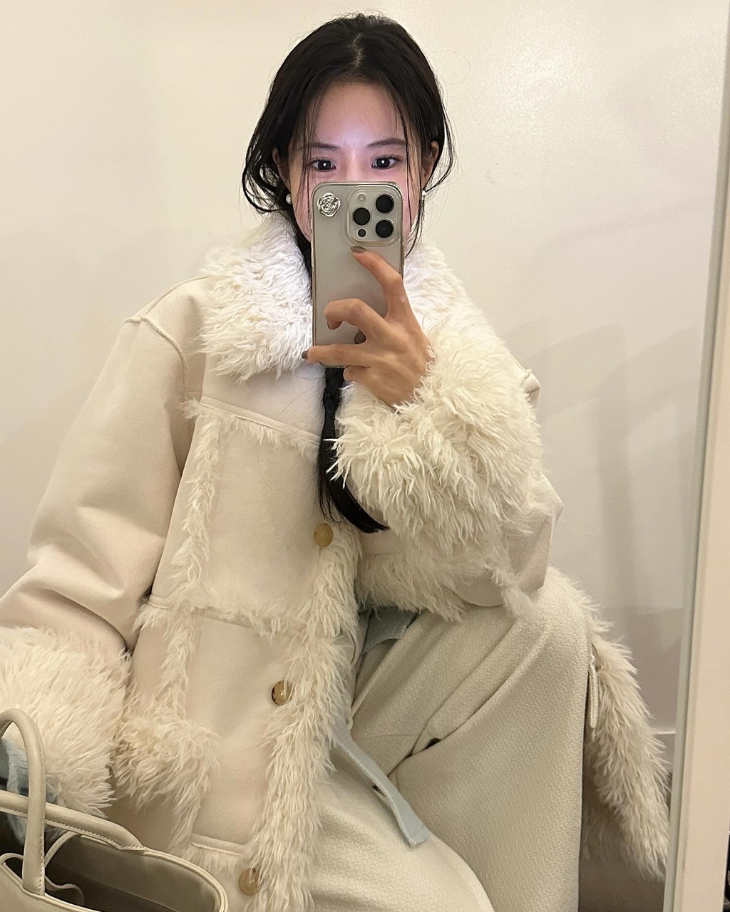 베바 겨울 하객룩 연말룩 오피스룩 출근룩 오버핏 루즈핏 무스탕 퍼 하프 코트 상세 이미지 2