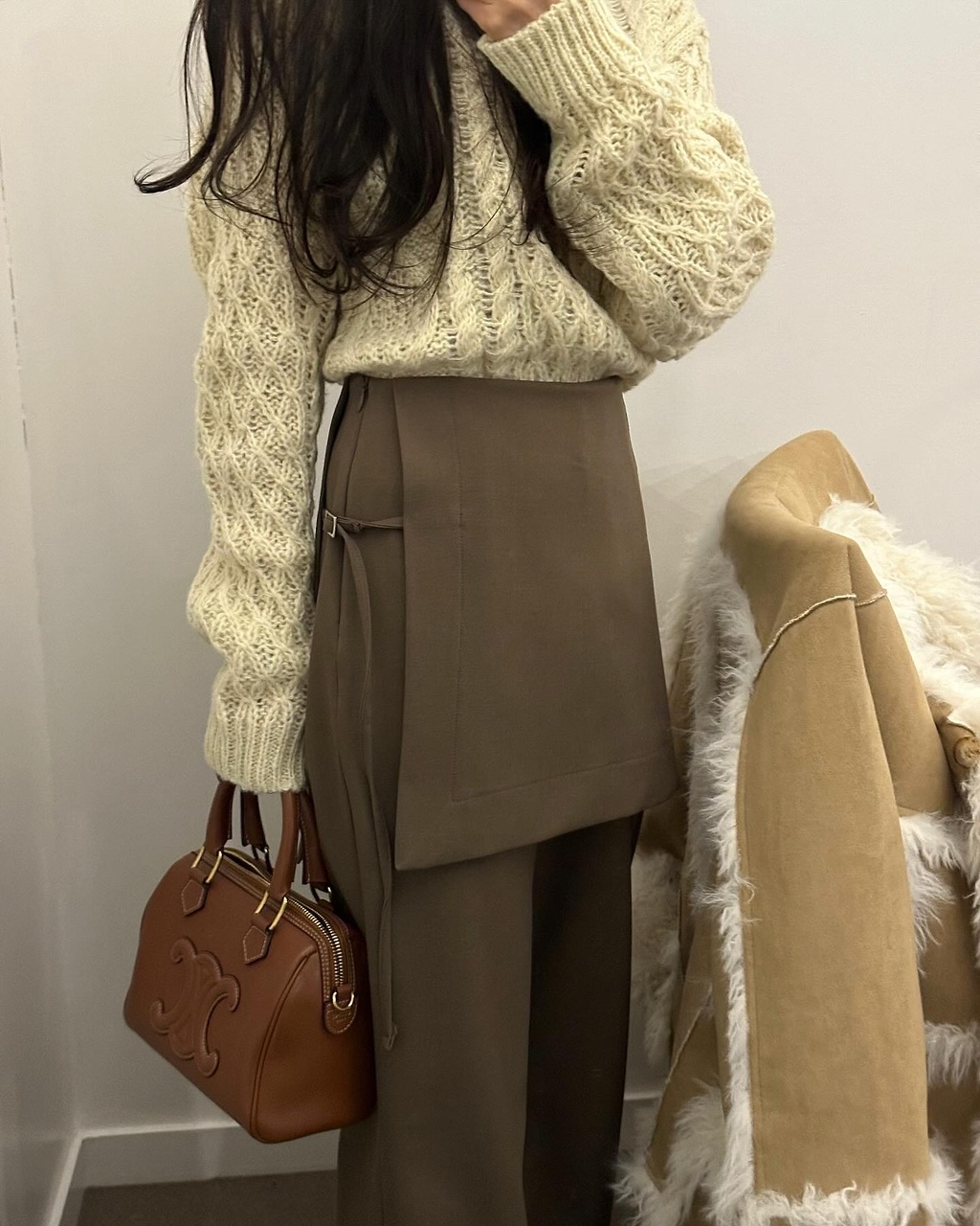베바 겨울 하객룩 연말룩 오피스룩 출근룩 오버핏 루즈핏 무스탕 퍼 하프 코트 상세 이미지 36