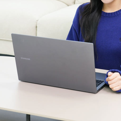 삼성 갤럭시북4 NT750XGR-A31AS의 실버 디자인