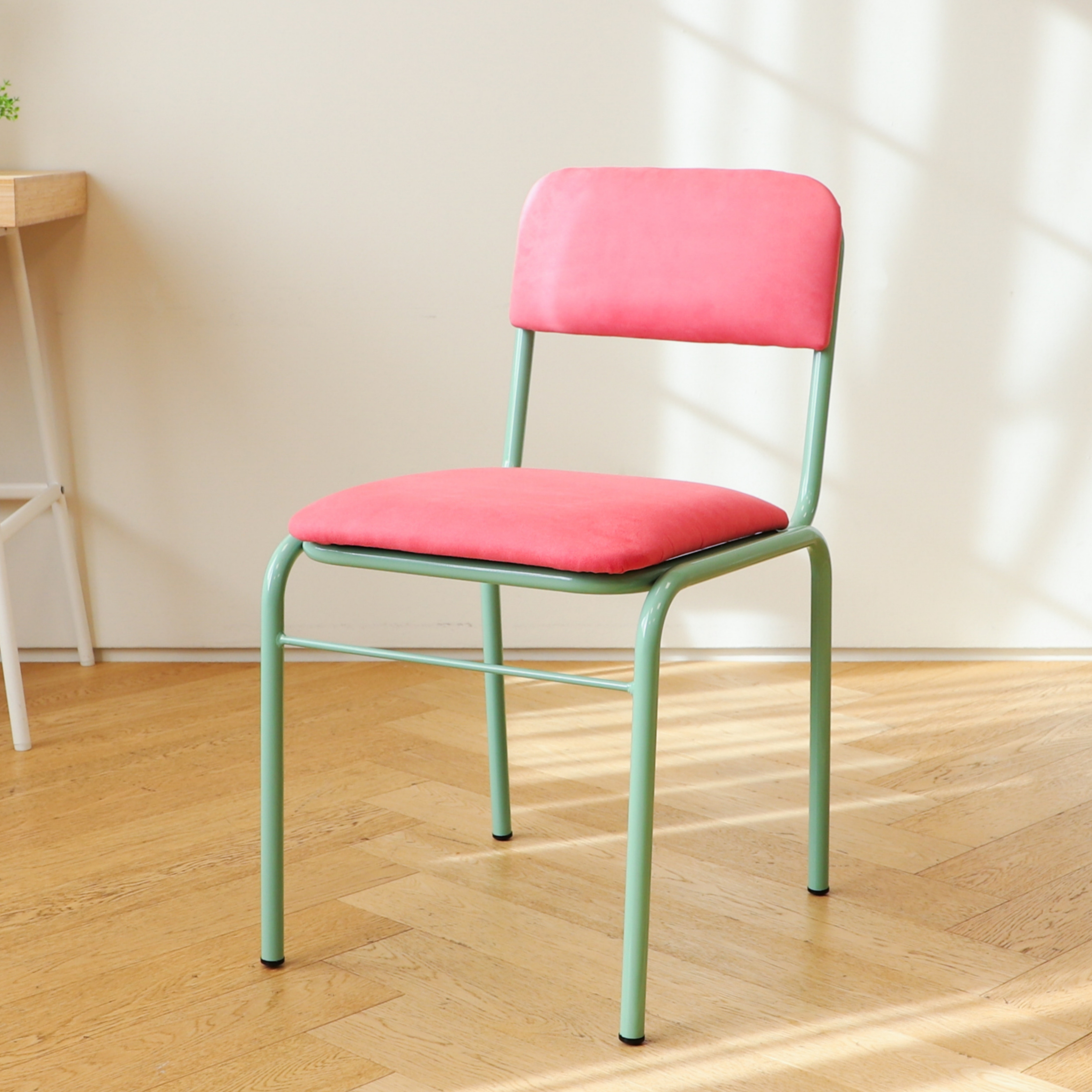 텐더 카페 인테리어의자 미드센츄리 빈티지 철제 비비드 패브릭