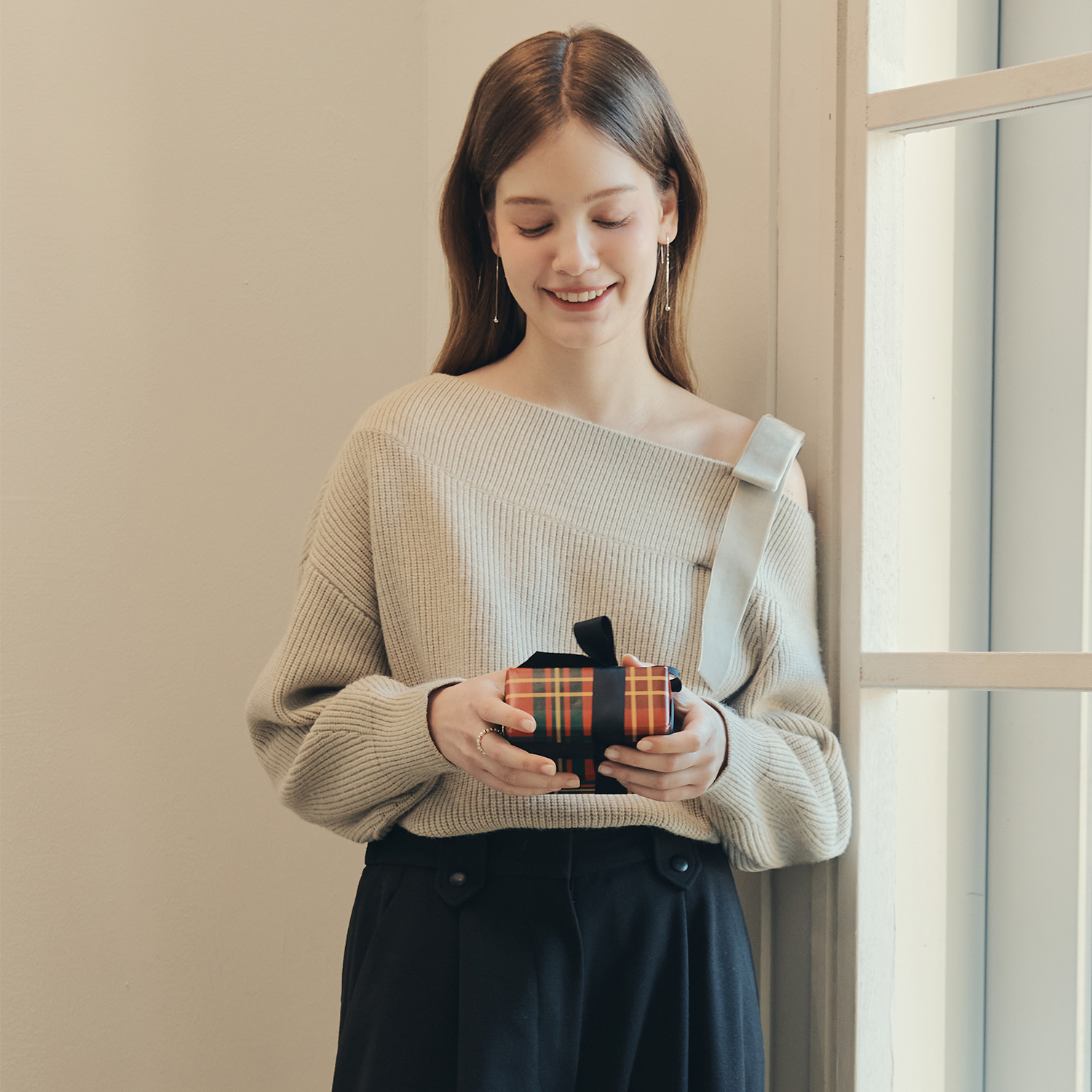 [제로스트릿][3컬러] 리본 언발란스 오프숄더 스웨터 RIBBON UNBALANCE OFF SHOULDER SWEATER - 상세 이미지 3