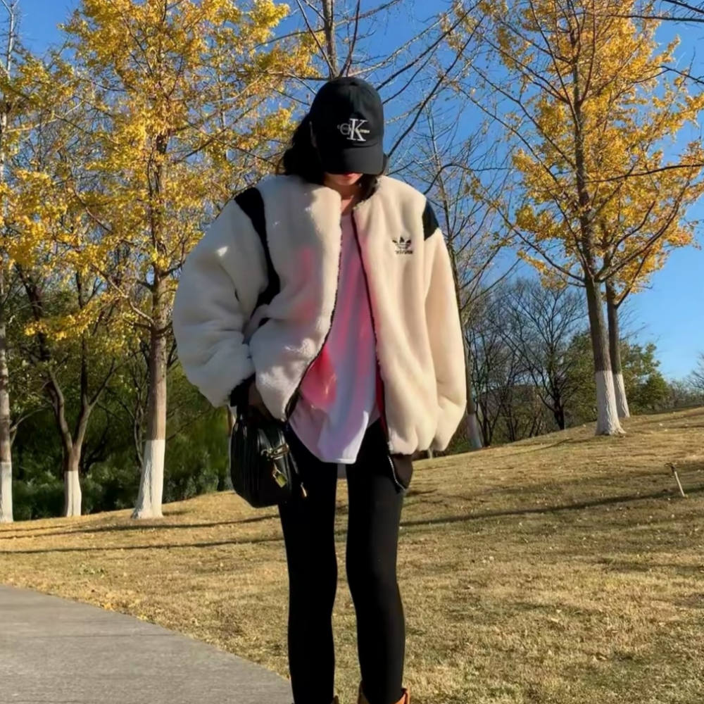 아디다스 X FEIFEIRUAN 뉴베이직 리버시블 양면 뽀글이 후리스 자켓 IX4214 이미지 8