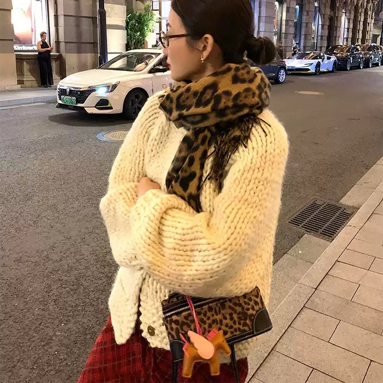 모조캐시미어 레오파드 머플러 호피무늬 클래식 고급 레이어드 다용도 힙한 디자인 2컬러 - 상품 이미지