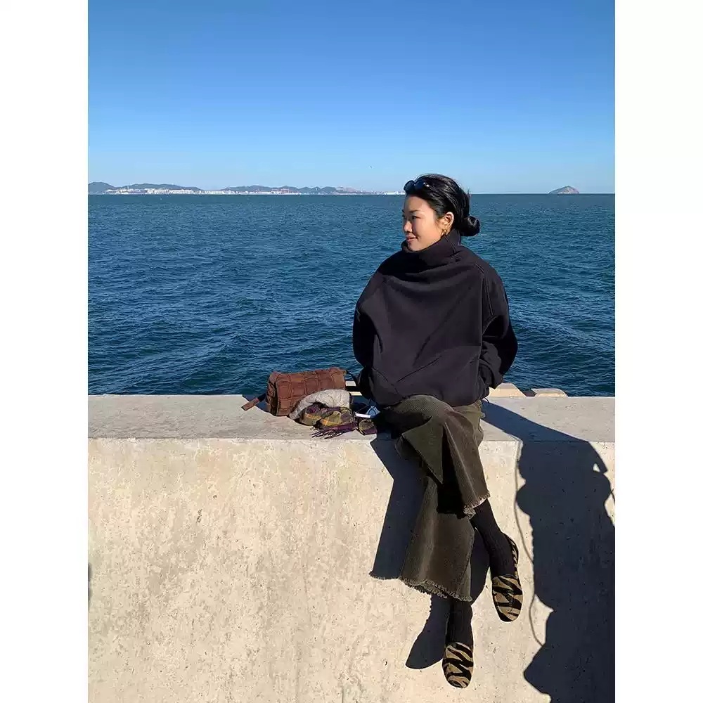 터틀넥 루즈핏 맨투맨 풀오버 두꺼운 안감기모 세련 심플 클래식 유니크디자인 그레이 블랙 - 상세 이미지 4