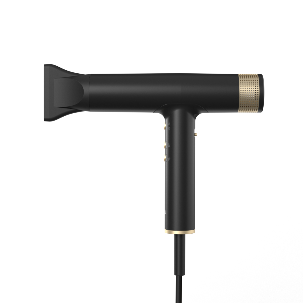 플랫한 노즐 어댑터가 부착된 드라이기의 측면 전체 형태를 보여주는 제품 단독 촬영