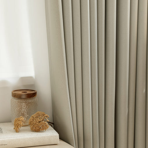 [사라하우스 소프트 커튼의 크림베이지 색상 설치 모습]