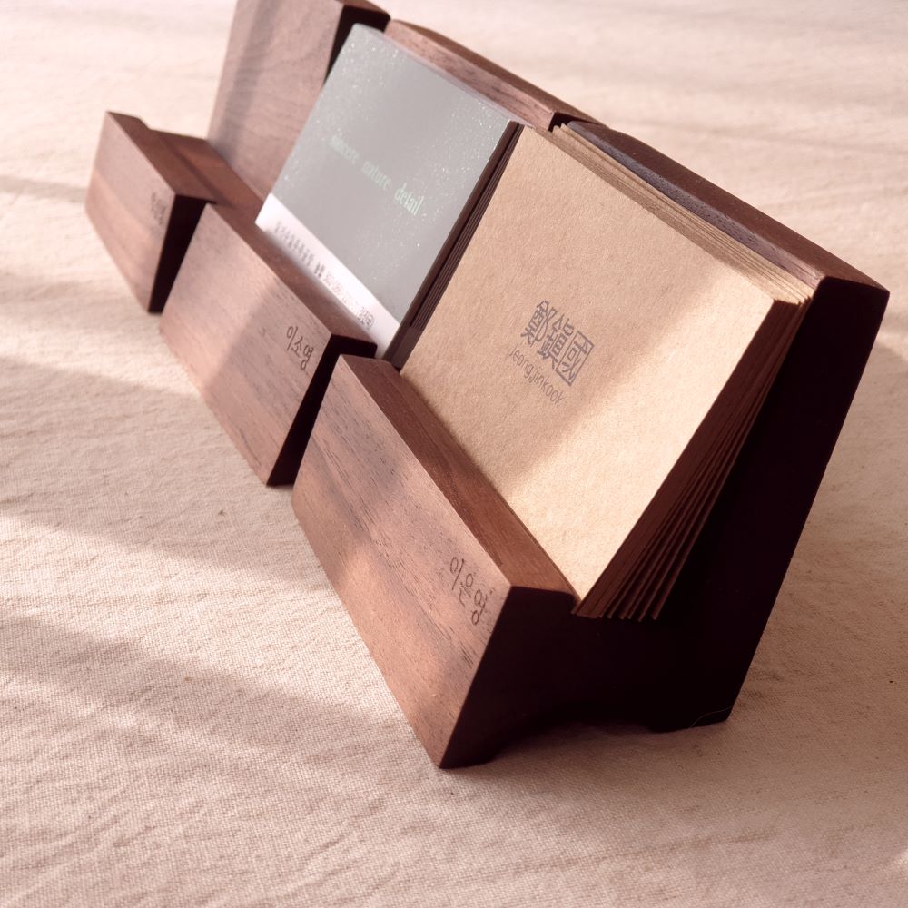 원목 고급 명함꽂이 각인 개업 입사 승진 선물 대량구매 웰컴키트 우드 월넛 명함거치대