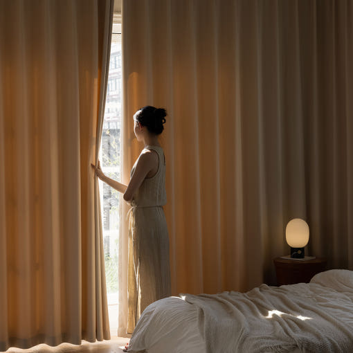 [사라하우스 소프트 커튼의 부드러운 색감과 주름]