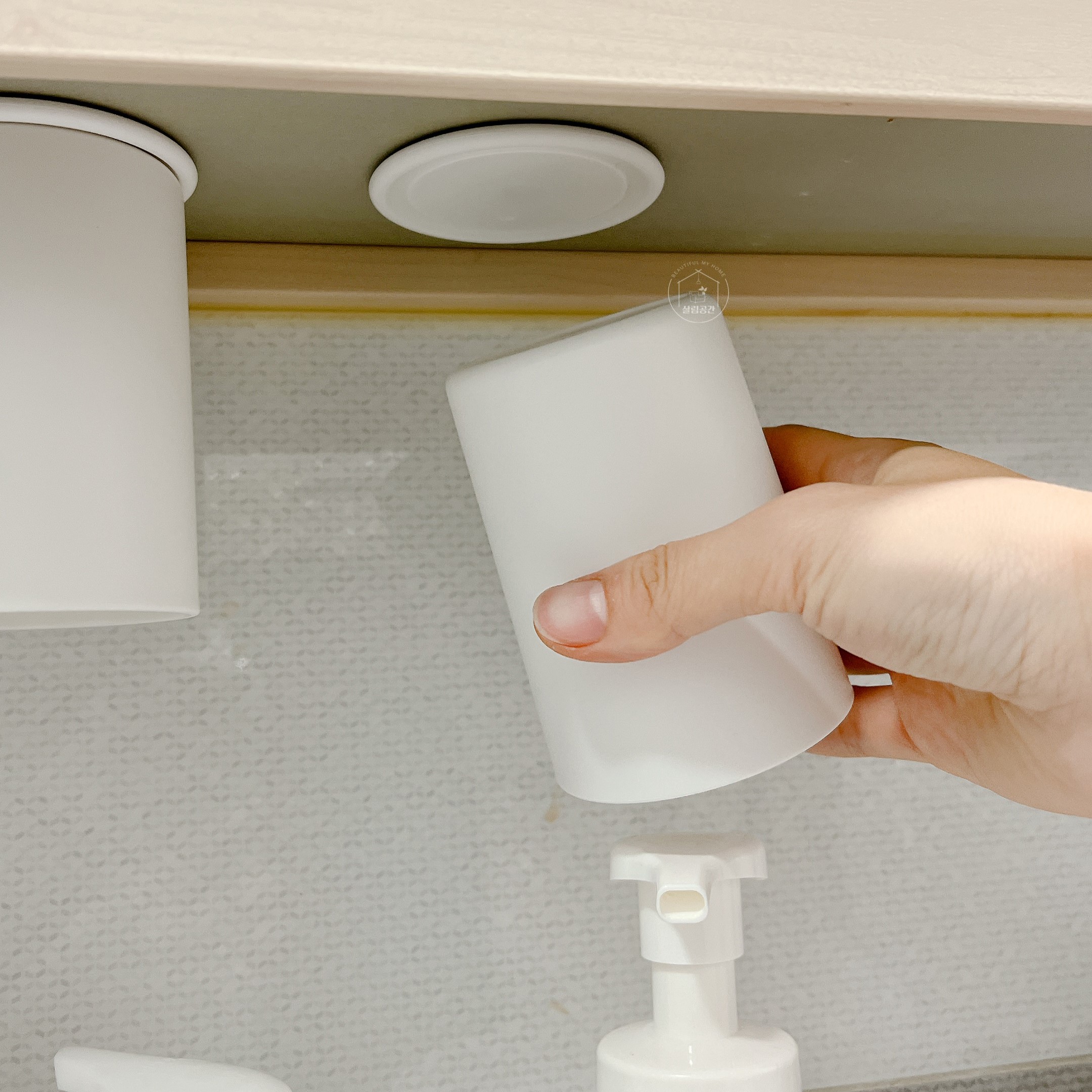 물고임 방지 양치컵 거꾸로 공중부양 자석 마그넷 제품 이미지