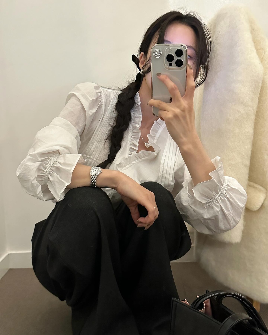 네디르 여성 브이넥 셔링 퍼프 프릴 핀턱 벌룬 밴딩 레이어드 이너 블라우스 - 상품 이미지